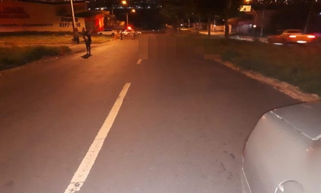 Homem morre atropelado por carro ao tentar atravessar avenida