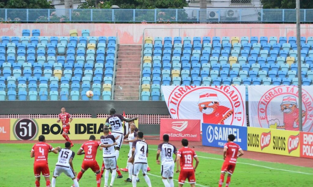 Com gol do estreante Maurinho