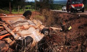 Capotamento deixa cinco feridos na GO-417