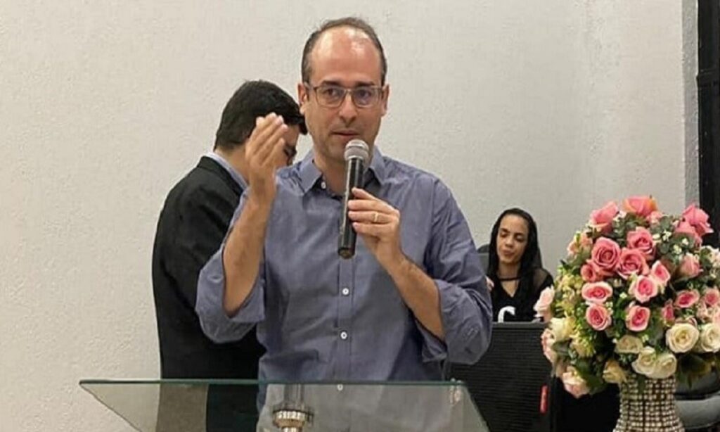 Candidato comemora vitória e resultado mostra que foi derrotado