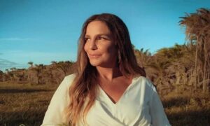 Cantora Ivete Sangalo salva menino de afogamento durante surfe na Bahia