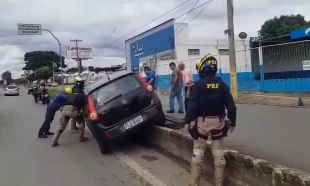 Carro de idoso fica preso em mureta na BR-153