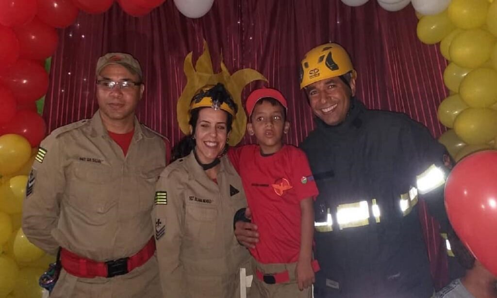 Criança autista fã dos bombeiros é surpreendida no aniversário