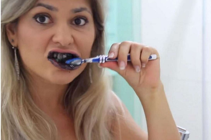Dentista alerta para os perigos do  clareamento dental com carvão ativado