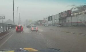 Chuva provoca alagamento em trecho urbano da BR-153