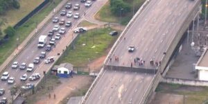 Viaduto na Marginal Pinheiros cede e via expressa é interditada