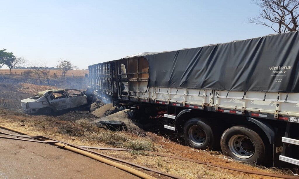 Motorista morre carbonizado após colisão entre carreta e Bitrem