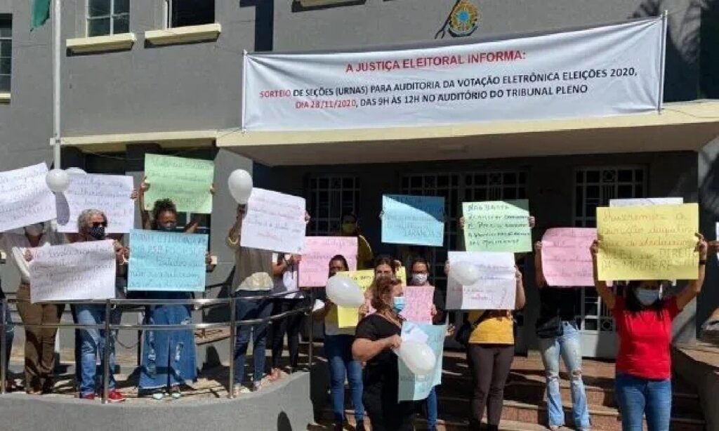 Mulheres protestam em frente ao TRE pelo cumprimento das cotas femininas