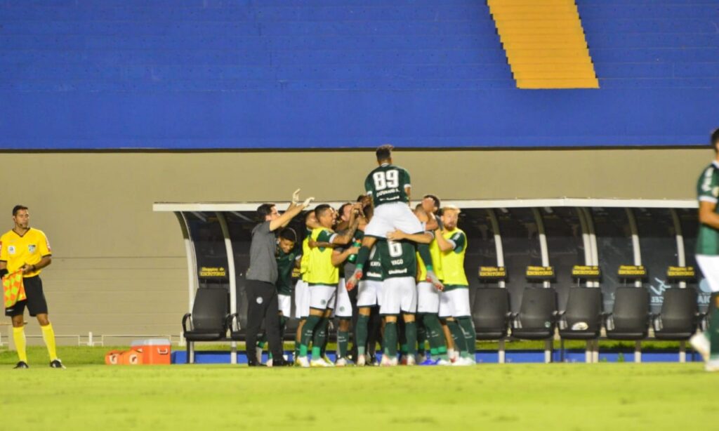 Goiás vence Athletico Paranaense e entra na zona da Libertadores