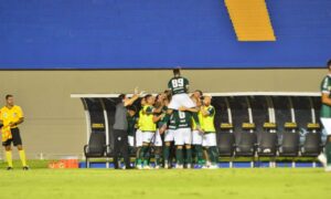 Goiás vence Athletico Paranaense e entra na zona da Libertadores