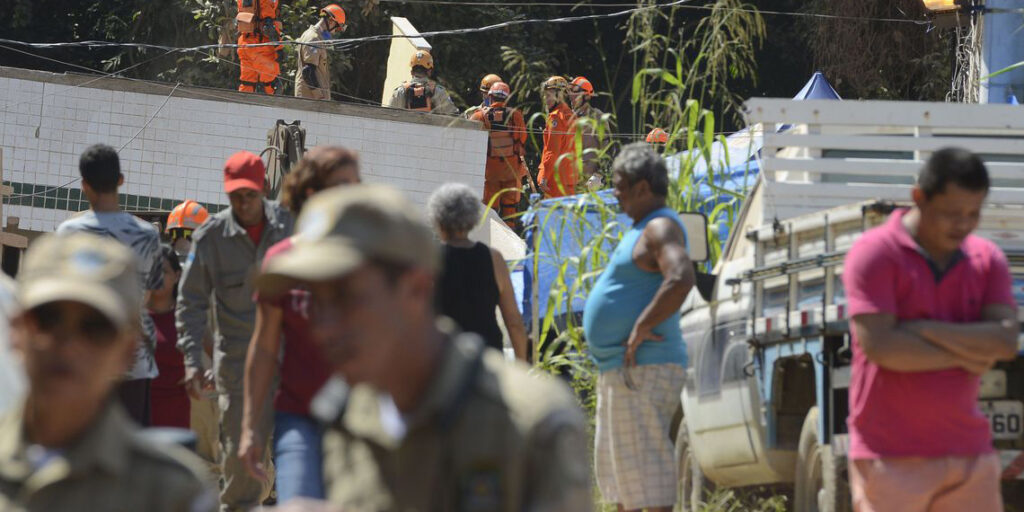 Exército ajuda bombeiros a abrir caminho nos escombros na Muzema