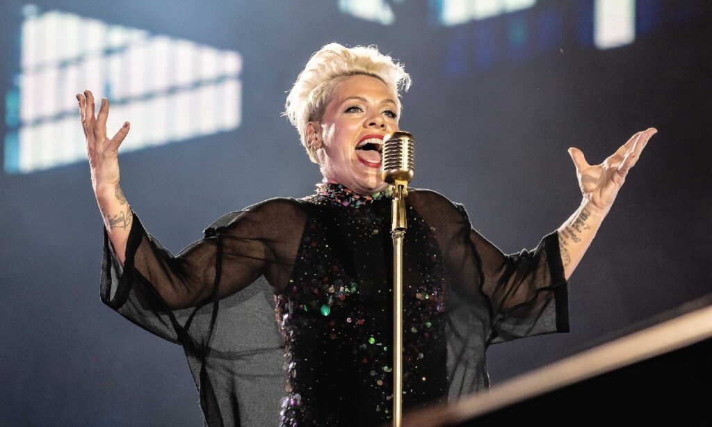 Cantora Pink revela que ela e o filho contraíram Covid-19