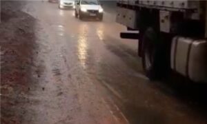 Com chuva forte parte da BR-414 em Anápolis é coberta por lama