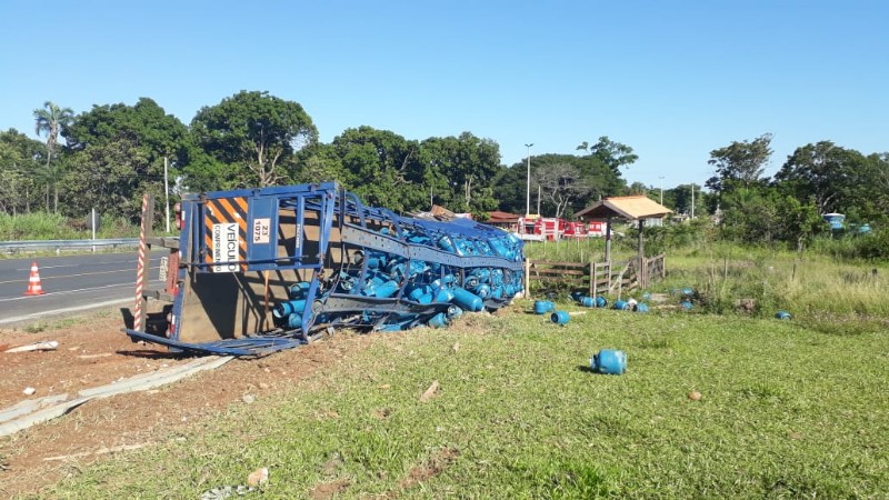 Caminhão que transportava gás de cozinha tomba na GO-070