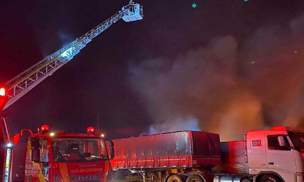 Fogo em vegetação se alastra e destruí 100 veículos em Aparecida