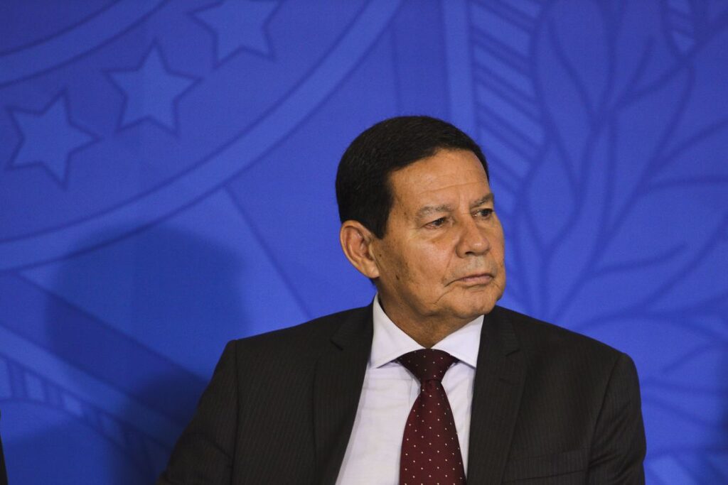 Mourão defende reforma da Previdência em encontro com empresários