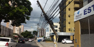 Caminhão atinge poste de luz e deixa trânsito lento