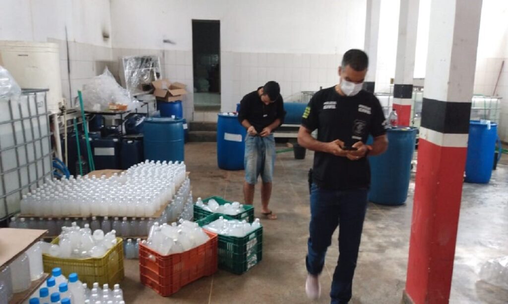 Produção clandestina de álcool em gel é fechada em Goiânia