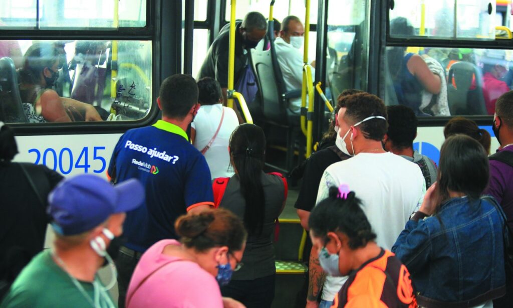 Fiscal multa ônibus em Goiânia e manda passageiro descer