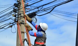 Liminar obriga Enel a retornar serviço de religação de urgência em Goiás