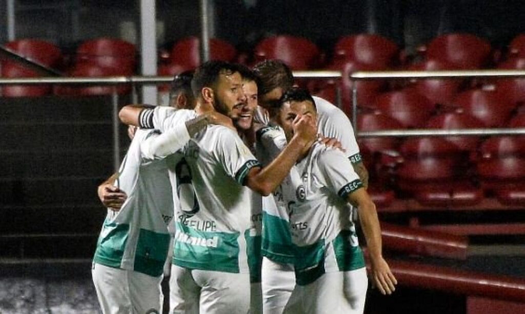 Goiás vence São Paulo em noite de Tadeu e companhia