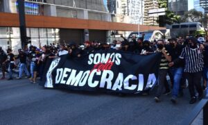 Ato pró-democracia em SP começa pacífico e termina em confronto com PM