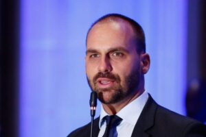 Facebook anula punição de Eduardo Bolsonaro e diz que publicação com imagem de Hitler foi 'removida indevidamente'