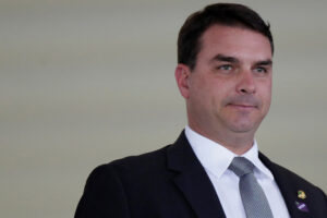 Flávio Bolsonaro promete ir à Justiça para obter dados de investigação da Receita