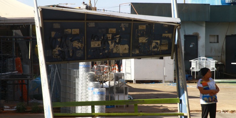 Pontos de ônibos estão às escuras em Goiânia