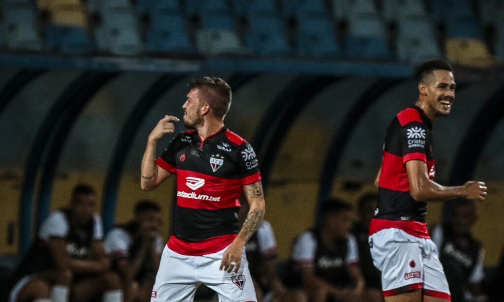 Júlio Cesar agradece carinho da torcida em retorno e comemora primeiro gol de falta