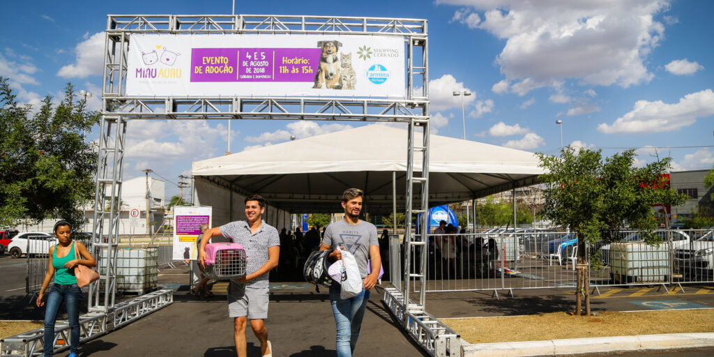 Shopping de Goiânia recebe evento de adoção de cães e gatos