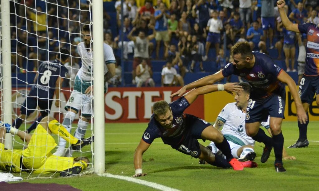 Goiás perde para Sol de América na estreia e precisa vencer por dois gols na volta