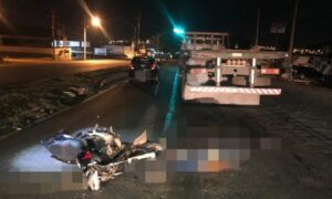 Jovem e garupa morrem após colisão de moto com carro e caminhão em Goiânia