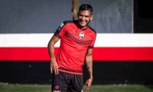 Representante de Júnior Brandão nega saída do atacante do Atlético Goianiense