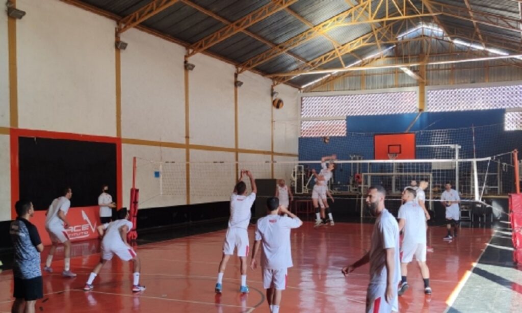 Equipe de vôlei do Vila Nova completa um mês de parceria com a Universo