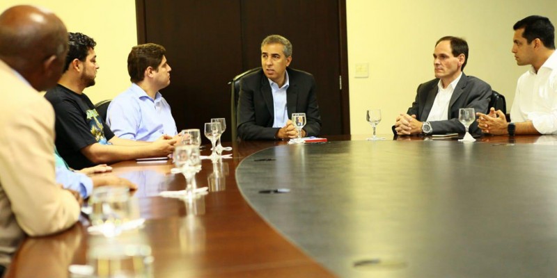 José Eliton agradece a deputados