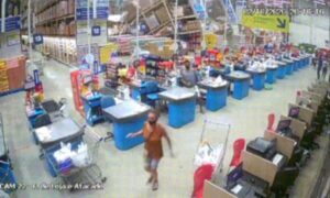 Prateleiras de supermercado desabam e atinge clientes