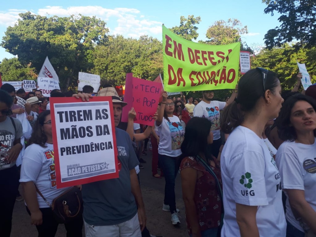 Estudantes realizam manifesto em Goiânia contra corte de verbas na Educação