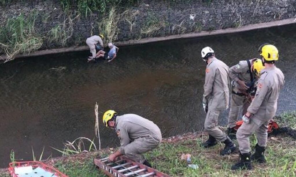 Bombeiros resgatam idoso de dentro de canalização da Marginal Botafogo