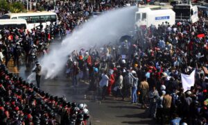 Polícia de Myanmar dispara contra manifestantes e quatro ficam feridos