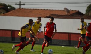 Wagner Lopes testa alternativas na equipe titular do Atlético