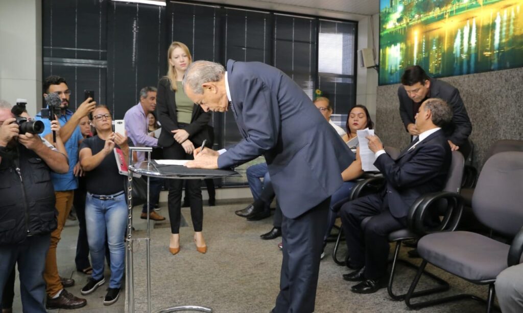 Prefeito Iris lança pavimentação do Residencial Park Solar