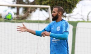 Sandro celebra classificação do Goiás na Copa do Brasil