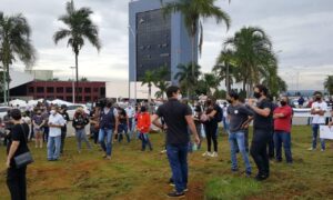 Representantes e trabalhadores de bares e restaurantes manifestam em frente à Prefeitura de Goiânia