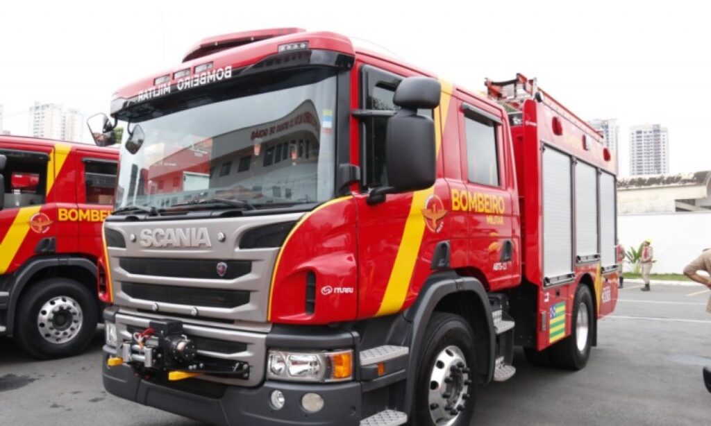 Bombeiros resgatam mulher que caiu em fossa em Aparecida de Goiânia