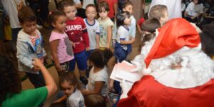 Crianças enviam cartas para Papai Noel