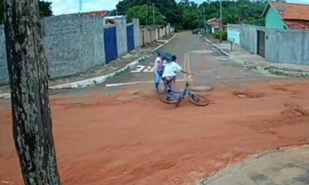 Mulher briga com criminoso durante assalto