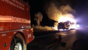 Bombeiros de Formosa combatem incêndio em caminhão na BR-020