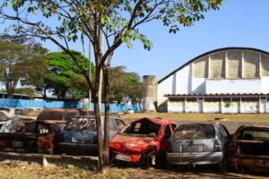 Cemitério de carros  ocupa região região central de Aparecida