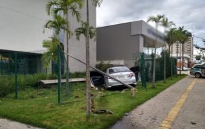 Carro derruba grade e 5 árvores após invadir jardim de hospital